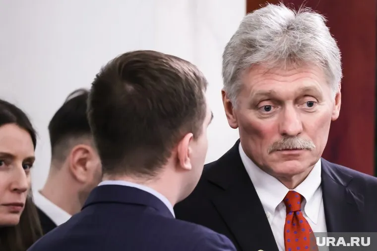 Состав российской делегации на переговорах по Украине менять не планируют в настоящий момент, уточнил Песков