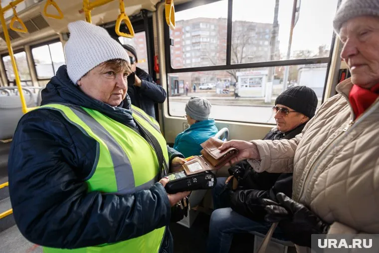 В Новом Уренгое контролер искал безбилетников в автобусе во время остановки