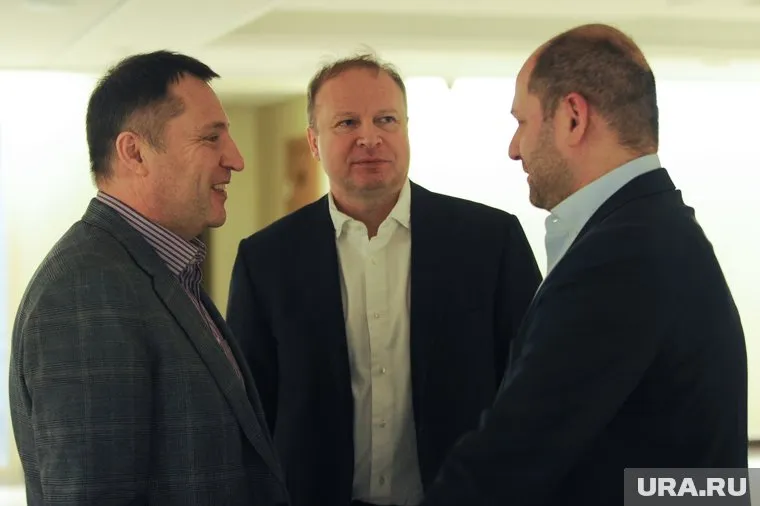 Вячеслав Вегнер (слева) и Илья Гаффнер (справа) обратятся к лидеру свердловской ЕР Виктору Шептию (в центре) с просьбой выдвинуть их на выборах-2021