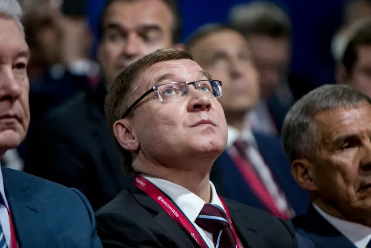 ПМЭФ-2018. Петербургский международный экономический форум 2018. Губернаторская панель. Санкт-Петербург, якушев владимир, смотрит вверх