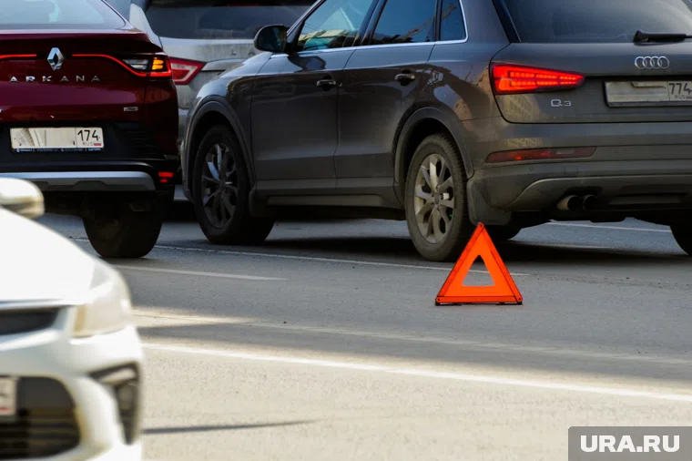 Водитель двигался с большой скоростью по заснеженной дороге