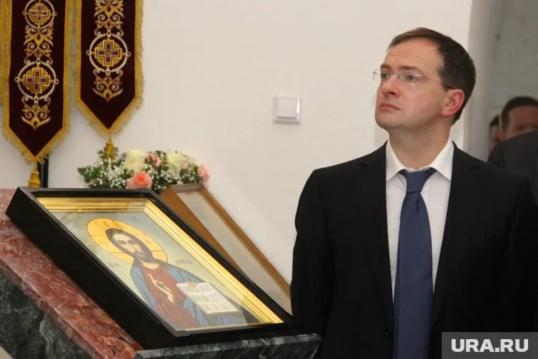 Храм, который открыл Владимир Мединский в Париже, попал в сатирический журнал