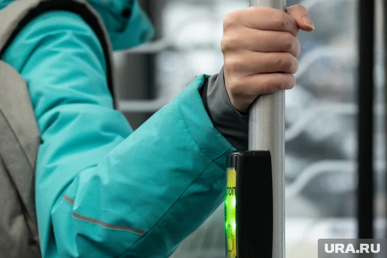 Из-за большого количества пассажиров двери в автобусе №13 не закрываются