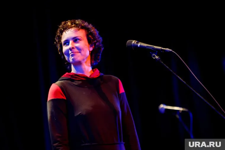 Певица Юлия Чичерина выступила в военном госпитале Екатеринбурга