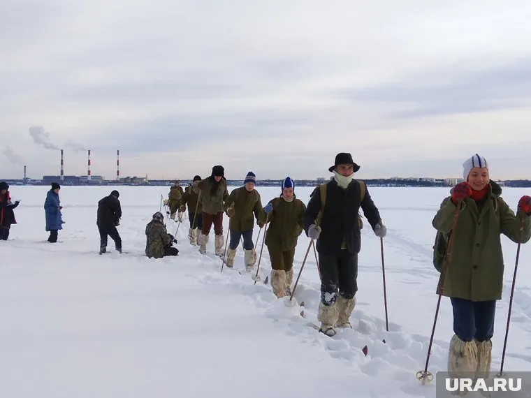 Актеры выглядят в точности как туристы 50-х годов прошлого века