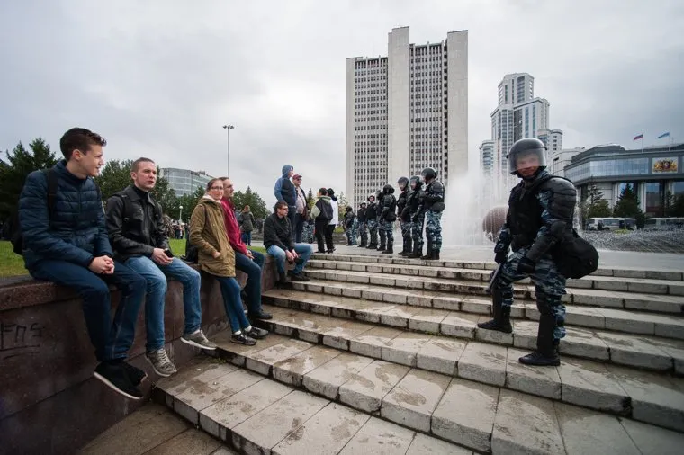 Несанкционированная акция против изменения пенсионной системы в Екатеринбурге, омон, молодежь, полиция, октябрьская площадь