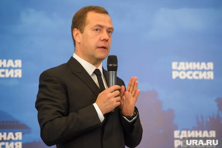 Медведев вышел на работу