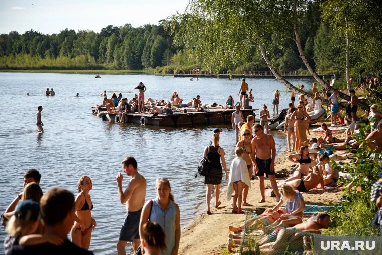 В жару люди заполнили самые популярные пляжи региона