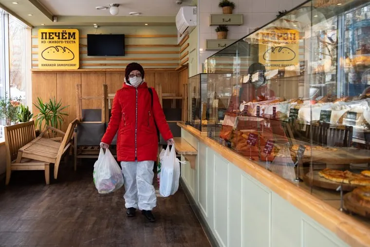 Доставка на дом продуктов питания и товаров первой необходимости социальными работниками. Екатеринбург