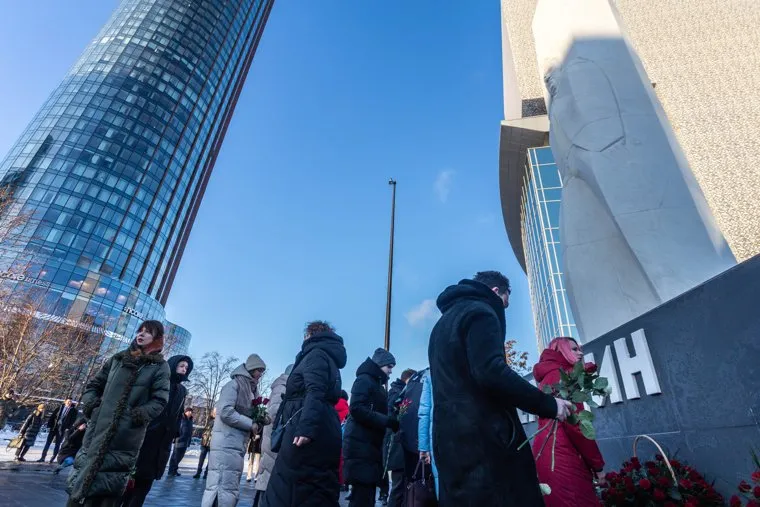 Возложение цветов к памятнику Ельцину. Екатеринбург