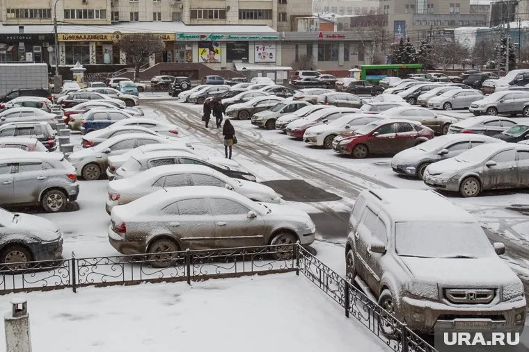 Тюменские водители заклеивают номера машин пленкой «хамелеон»