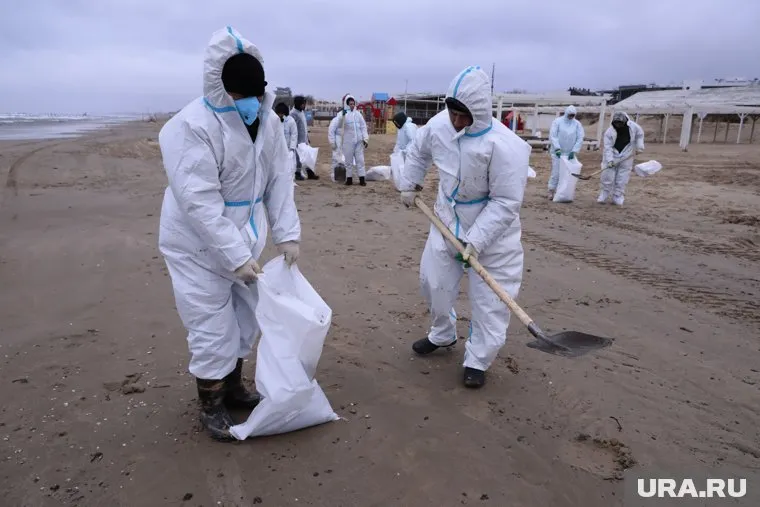 Жители убирали мазут с берега без спецоборудования