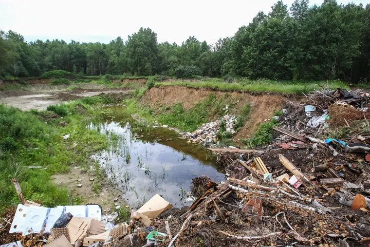 Незаконные карьер и свалка в Перевалово. Тюменский район, свалка мусора, карьер, добыча песка, мусор