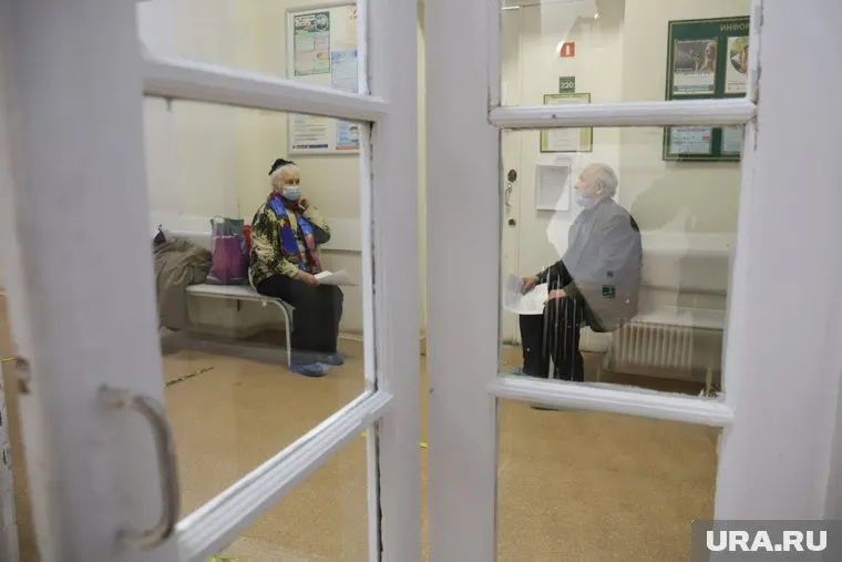 Тюменцы вынуждены часами стоять в очередях, чтобы попасть на прием к врачам