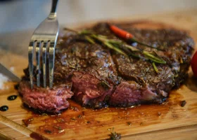 Дорогие стейки и мотоцикл в зале: что известно о закрытом в Сургуте популярном ресторане