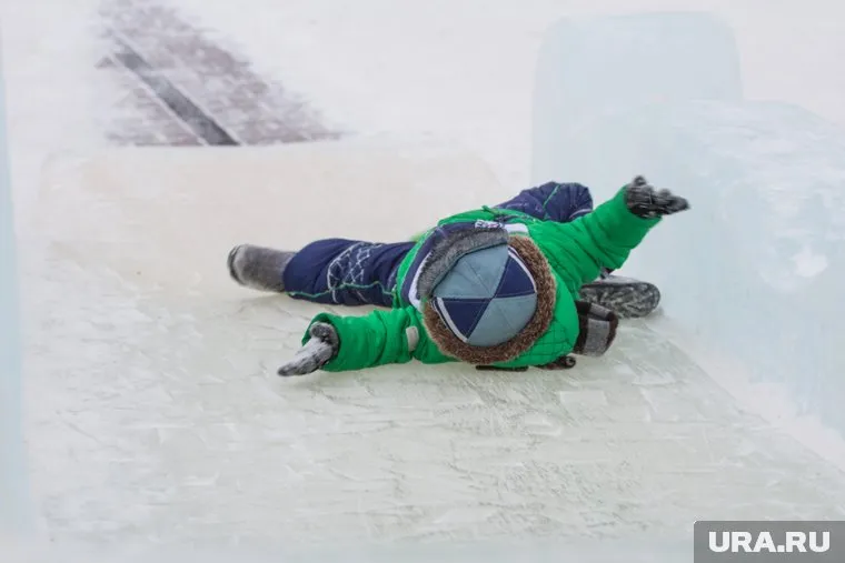 Дети вылетают прямо на проезжую часть