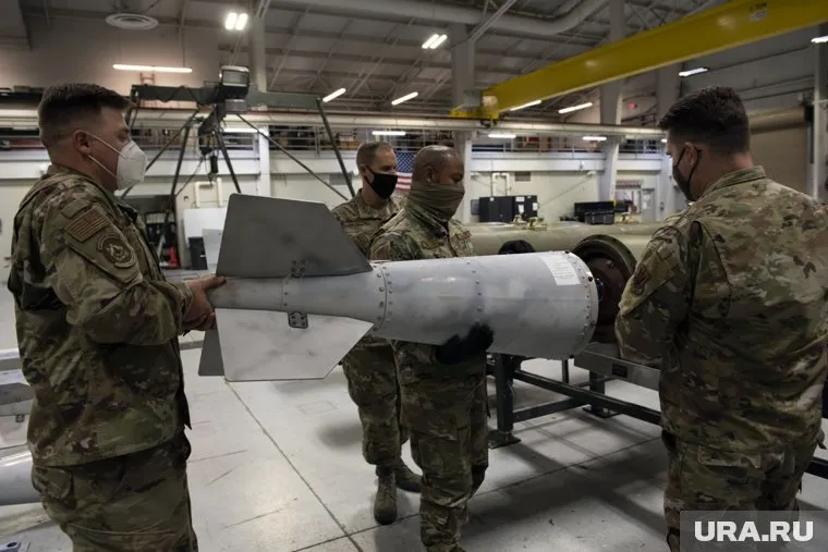 В НАТО готовятся к противостоянию с РФ, а не к мирному урегулированию украинского конфликта, заявил посол Токовинин