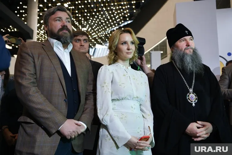 Мария Львова-Белова (на фото в центре) в Челябинске посетит центр «Моя территория»