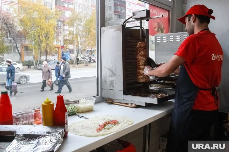 Шаурмой отравились, как минимум, 28 шадринцев