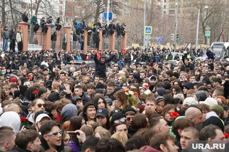 На прощание с Пашей Техником пришло множество людей 