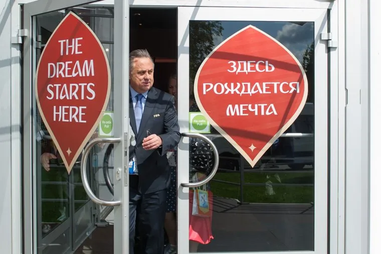 Виталий Мутко на предварительной жеребьевке ЧМ-2018. Санкт-Петербург, мутко виталий, выход, двери, russia2018, чм2018, мечты