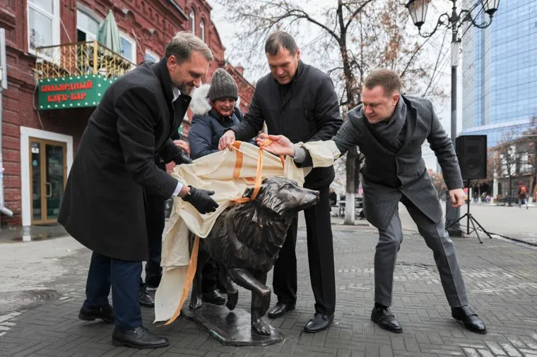 Памятник собаке по прозвищу Беляш, челябинский Хатико. Челябинск, барышев андрей, мацко денис, давидович алла, памятник собаке