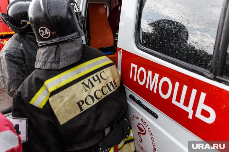 Прибывшие сотрудники МЧС передали одну пострадавшую пассажирку скорой помощи