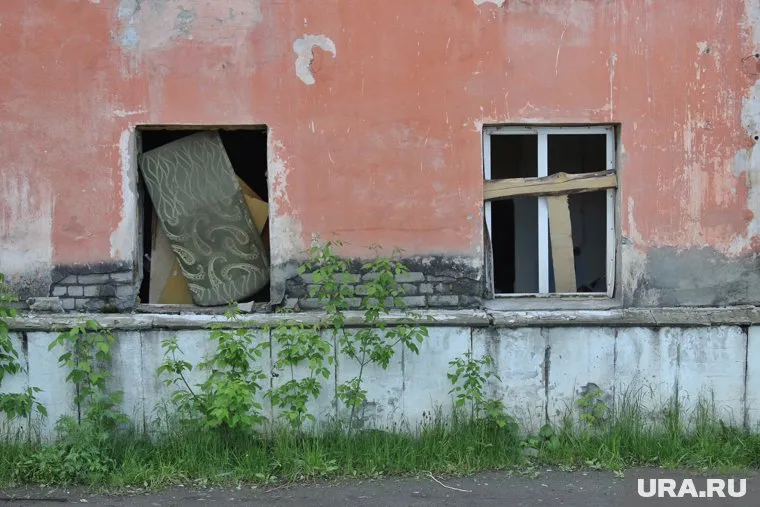 Из зданий стали пропадать окна, двери и батареи