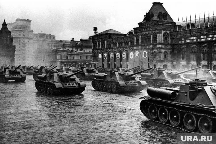 В Параде Победы в 1945 году участвовало 1850 единиц техники