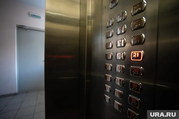 Двери кабины не закрылись, и лифт начал стремительное падение