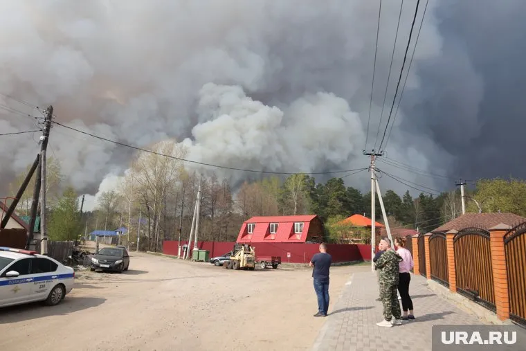 В районах Курганской области десятый день борются в пожарами