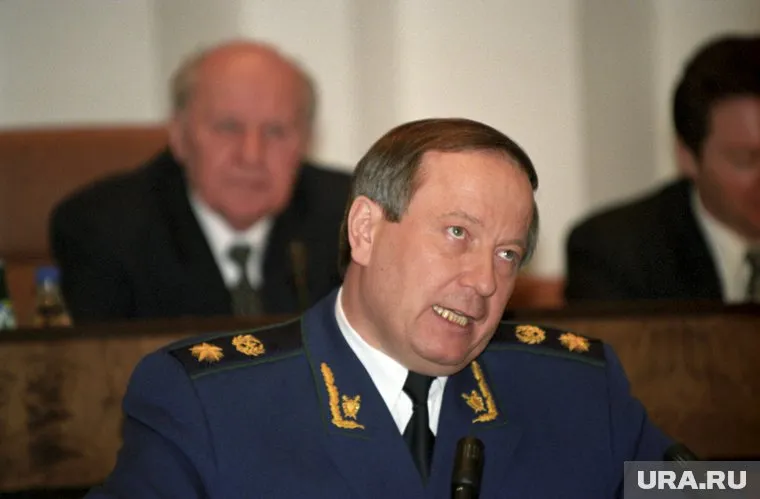 Сотрудники завода "Вентпром" просят защитить от Юрия Скуратова (на фото) журналистку, которая помогла им в трудную минуту.