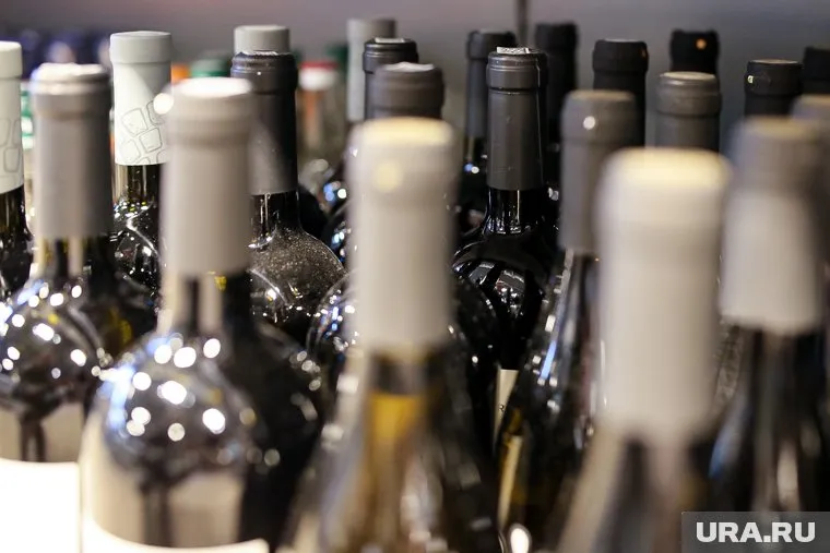 Минздрав поддержал инициативу об ограничении продажи алкоголя в РФ, отметив серьезные риски для здоровья от таких напитков