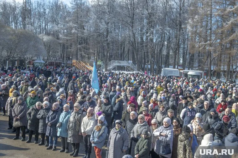 Свердловчане ярко отметили девятую годовщину воссоединения Крыма с РФ