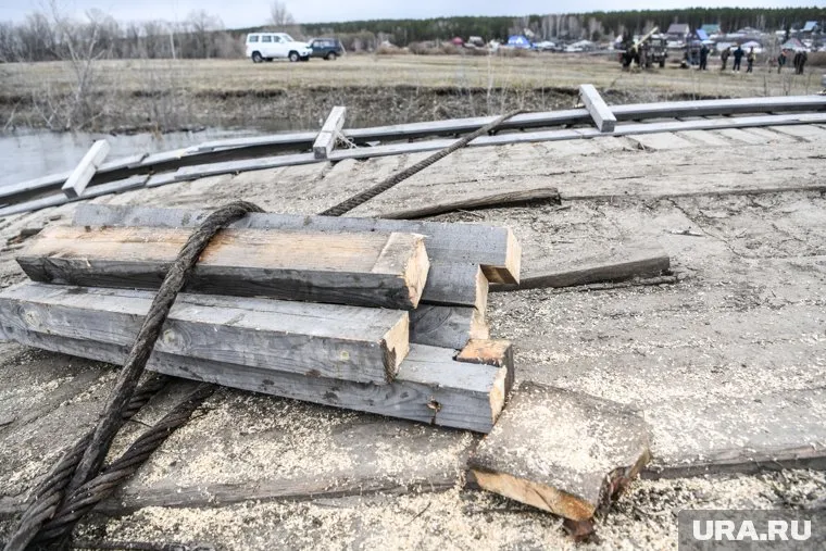 Мост построен на лесной дороге 