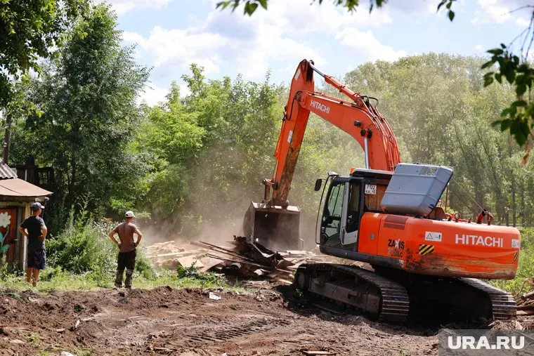 Старые дома начали сносить возле ТРЦ "Пушкинский"