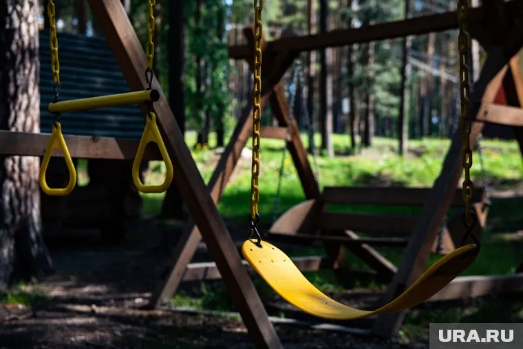 С качели упала девочка и ударилась головой о покрытие