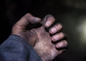 Мать выжившего шахтера рассказала о его работе в «Кальинской»