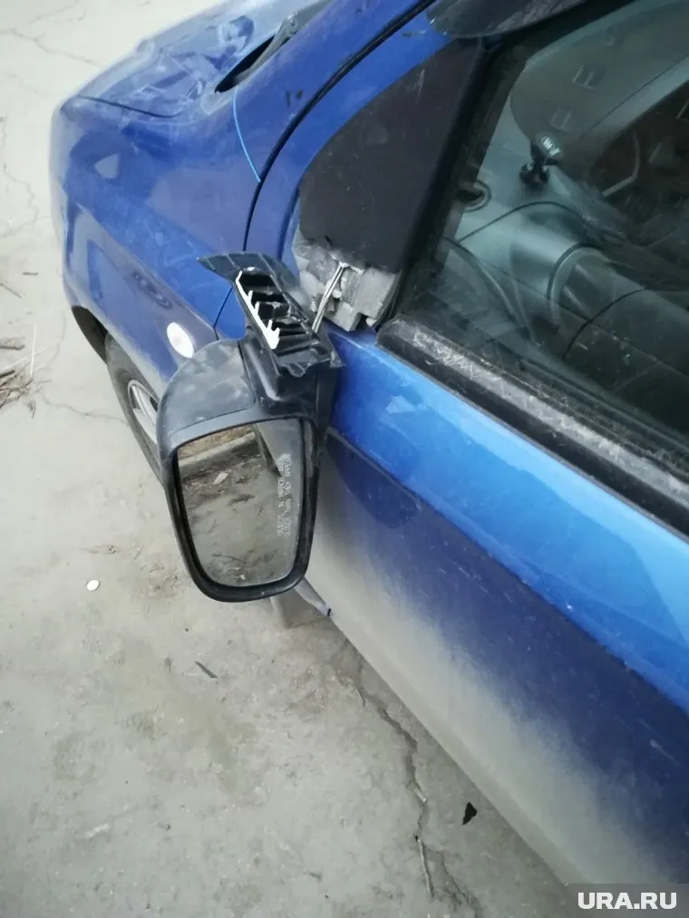 От рук хулигана пострадали более 10 припаркованных во дворе автомобилей