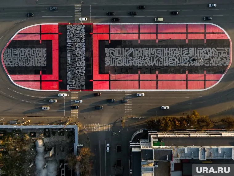 В кресте зашифрована фраза: «Товарищ, помни: Цензура не должна влиять на искусство»