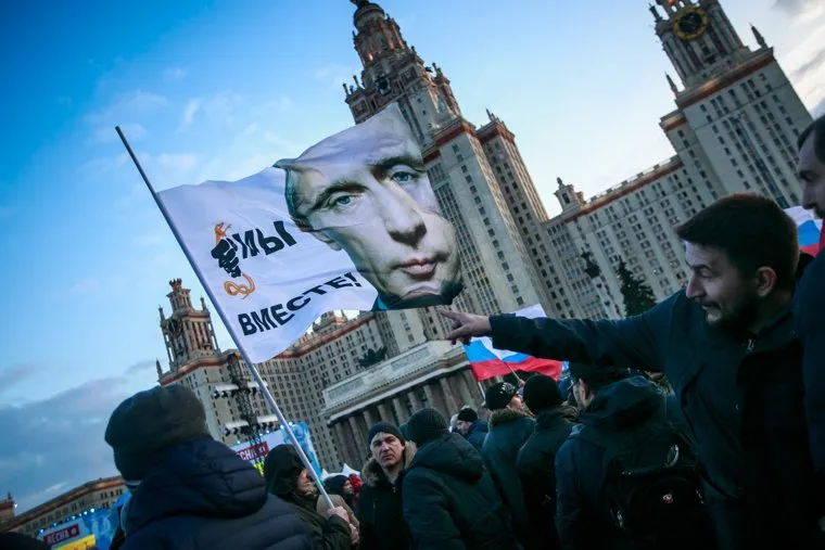 Годовщина присоединения Крыма, митинг у МГУ. Москва, крым наш, портрет путина, митинг, митинг, 18 марта