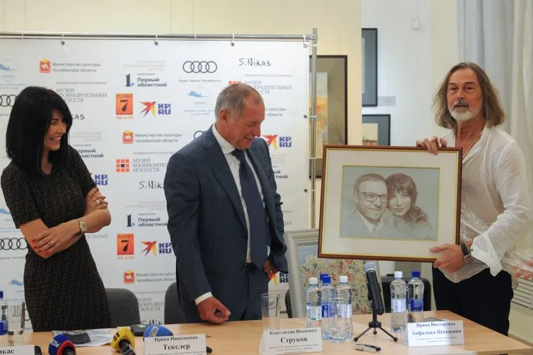 Церемония передачи картины Никаса Сафронова «Размытые воспоминания о Дали». Челябинск