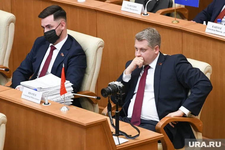 Источник URA.RU предполагает, что с застройщиком договаривался Александр Ивачев (справа) или Олег Гордеев