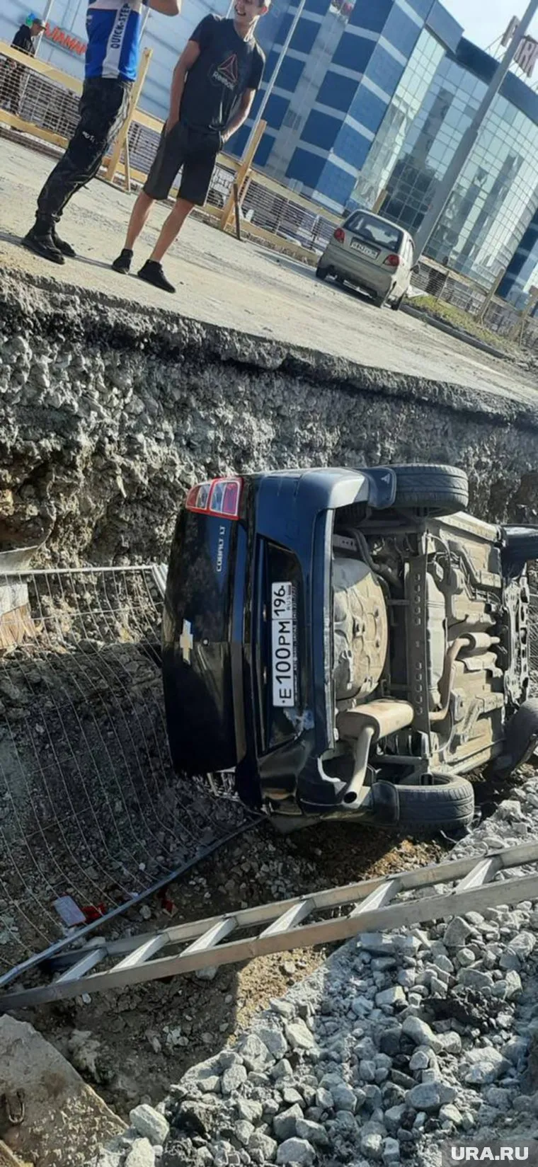 Возле «Парк Хауса» водитель устроил аварию и столкнул другую машину в яму