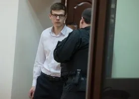 Очкарик, осужденный за то, что дал сдачи мажору, едет в колонию отбывать наказание