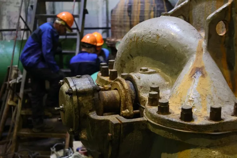 Процесс установки задвижек большого диаметра на очистных сооружениях водопровода «Арбинка». Курган