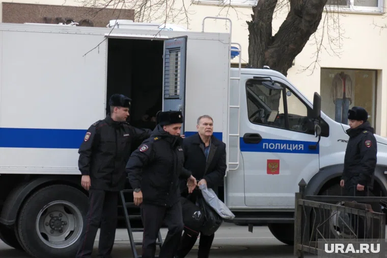 Глава ОПГ Махонин приехал в суд с сумками 