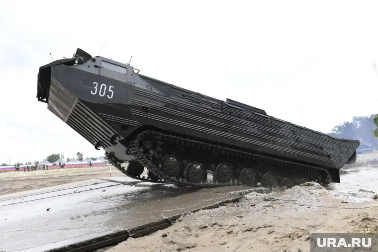 Два плавающих транспортера прибыли в Курган из соседнего региона (архивное фото)