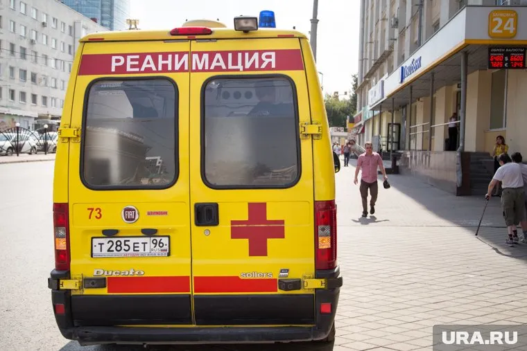 Пострадавших увезли машины скорой помощи