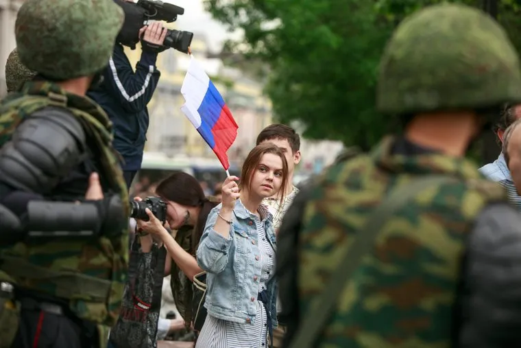 Несанкционированный митинг на Тверской улице. Москва, девушка, солдаты, триколор, флаг россии